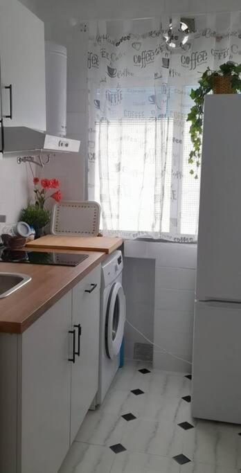 Cozy And Well Connected Apartment Севілья Екстер'єр фото