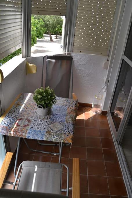 Cozy And Well Connected Apartment Севілья Екстер'єр фото